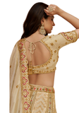 Matching couple mariage indien Ivana et Aviraj en lehenga mariée ivoire doré et sherwani homme beige