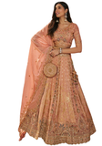 Lehenga de mariée Inaya rose pêche et doré en soie Banarasi
