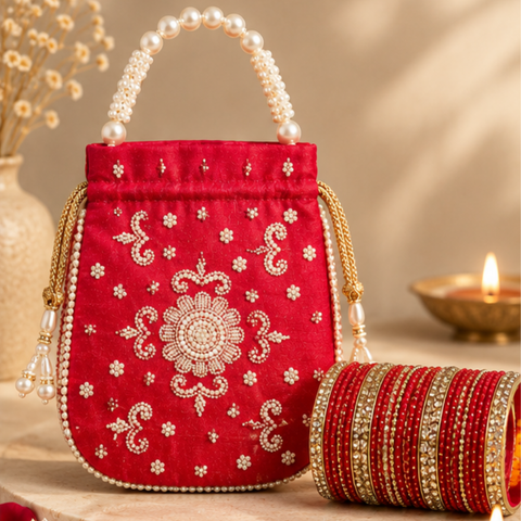 Coffret Diwali Glow rouge doré Narkis Fashion avec potli rouge brodé de perles blanches et bracelets rouges et dorés assortis