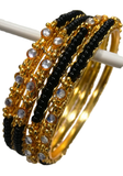 Bracelets Kavya Noir & Or – lot de 4 bangles dorés décorés de perles noires et pierres brillantes.
