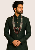 Mala Jahangir bordeaux et ivoire porte sur sherwani vert