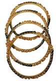 Bracelets Kavya Noir & Or – lot de 4 bangles dorés décorés de perles noires et pierres brillantes.