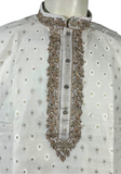 Détail broderie dorée du kurta homme Ayaan blanc cassé – col mao et patte brodée élégante