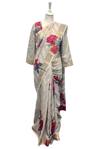 Sari Sayanthi gris clair en soie mixte, imprimé de fleurs roses et brodé de fils dorés – prêt-à-porter mariage et cérémonie