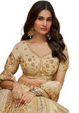 Matching couple mariage indien Ivana et Aviraj en lehenga mariée ivoire doré et sherwani homme beige