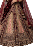 Broderies dorées, perles et pierres décoratives sur lehenga Maharani