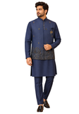 Homme portant ensemble Adharva bleu nuit avec veste Nehru décorée