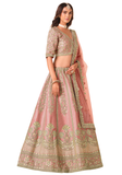Lehenga rose poudré brodé Maythili avec voile en tulle