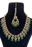 Parure indienne Kajol Vert Canard et dorée avec collier boucles et maang tikka portée