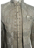 Détail des broderies et pierres du sherwani homme Akshay – col mao élégant