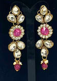 Parure indienne Priyana Rose – collier perles blanches et pierres roses avec boucles et tikka mariage.