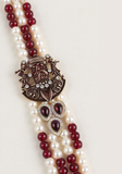 Detail ornement traditionnel mala homme Ashoka bordeaux ivoire