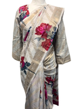 Sari Sayanthi gris clair en soie mixte, imprimé de fleurs roses et brodé de fils dorés – prêt-à-porter mariage et cérémonie