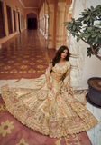 Matching couple mariage indien Ivana et Aviraj en lehenga mariée ivoire doré et sherwani homme beige