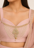 Bijou de dos perlé blanc et doré avec cristaux pour bustier de lehenga, sari, robe de mariée ou robe de soirée – Accessoire mariage Narkis Fashion