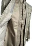 Détail des broderies et pierres du sherwani homme Akshay – col mao élégant