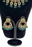 Parure indienne Kajol Vert Canard et dorée avec collier boucles et maang tikka portée