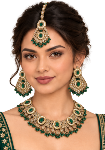 Parure Mahima vert émeraude portée avec collier boucles et bijou de tête