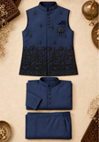 Détails des motifs et boutons de la veste Adharva bleu nuit