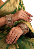Bracelets indiens Suhana champagne et doré portés aux deux poignets avec un sari vert