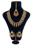 Parure indienne Kajol Rose Corail et dorée avec collier boucles et maang tikka portée