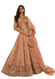 Lehenga de mariée Inaya rose pêche et doré en soie Banarasi