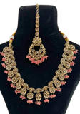 Parure indienne Kajol Rose Corail et dorée avec collier boucles et maang tikka portée