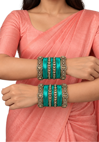 Bracelets indiens Aarya Vert Turquoise pour les deux mains avec pierres et détails dorés.