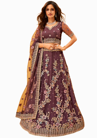 Lehenga Hayana prune aubergine avec jupe évasée et broderies florales dorées.