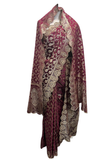Sari indien prune et or porté avec châle sur la tête