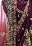 Détails des broderies florales et finitions dorées du lehenga Maharani