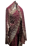 Sari indien prune et or porté avec châle sur la tête