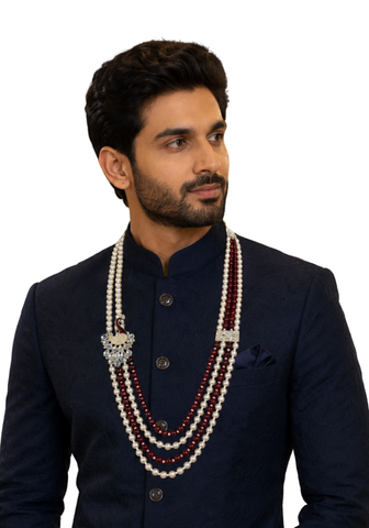 Mala Mayur bordeaux et ivoire porté avec sherwani bleu marine