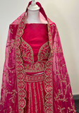 Voile dupatta rose framboise transparent avec broderies florales dorées