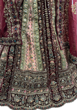 Détails des broderies florales et finitions dorées du lehenga Maharani