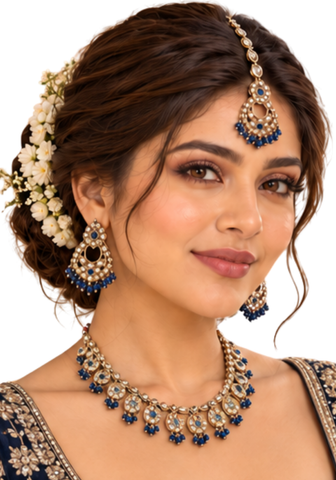 Parure indienne Kajol Bleu marine et dorée avec collier boucles et maang tikka portée
