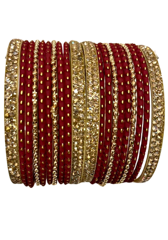 Bracelets indiens Zoya bordeaux et dorés avec détails scintillants.
