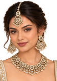 Parure Mahima ivoire portée avec collier boucles et bijou de tête