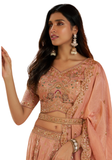 Lehenga de mariée Inaya rose pêche et doré en soie Banarasi