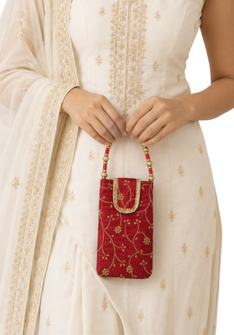 Femme portant une pochette téléphone indienne rouge