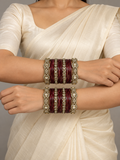 Bracelets indiens Aarya Bordeaux pour les deux mains avec pierres et détails dorés.