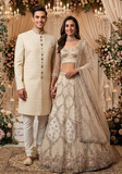 Matching Couple Krish et Zaya ivoire beige – Couple en sherwani ivoire et lehenga brodé pour mariage indien – Narkis Fashion