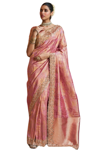 Sari Vedika Rose Poudré porté par mannequin avec bordure brodée